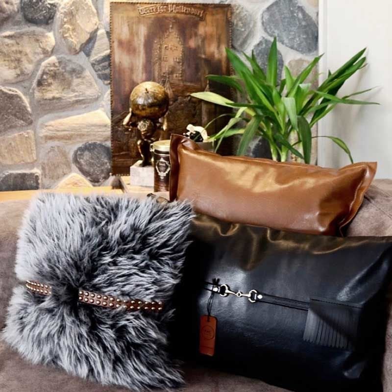 Deri Kemerli Kürklü Yastık Kılıfı