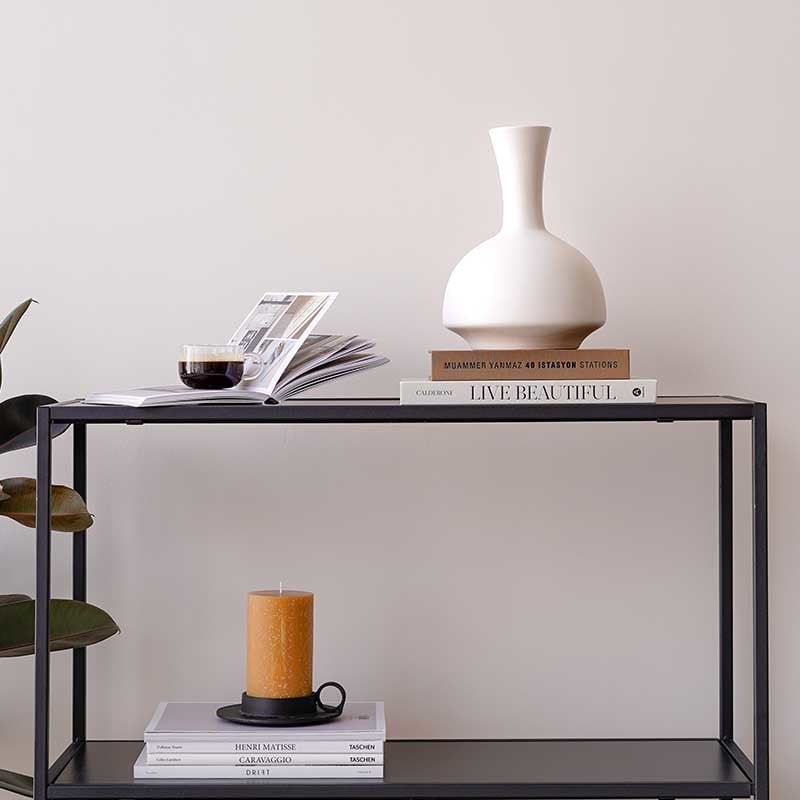 Odessa Siyah Vazo Beyaz